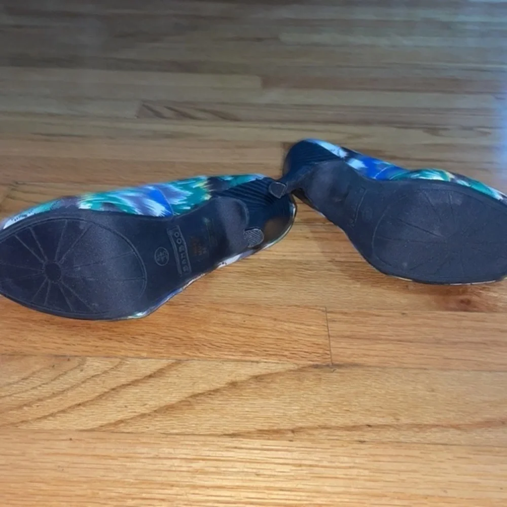 peacock 🦚 inspired design pump by Bamboo nwot
